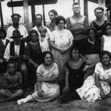 Estate 1922 - in seconda fila da sinistra: il nonno Pasquale, la nonna Rosa Defons (abito nero) con Maria Volpe e la zia Ester 