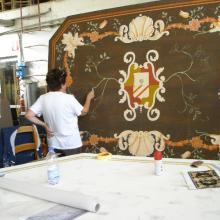 Esperti pittori realizzano di decorazioni simili agli originali che riproducono.