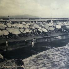 Bagni negli anni '50: ognuno aveva 13 metri di spazio fronte mare. A destra si intravede lo scoglio del molo