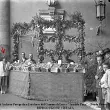 Festa dell'uva: stand della Tenuta di Forci dei Conti Giustiniani. Loggiato Palazzo pretorio. Indicata dalla freccia Italia Viani. 1925-'35.