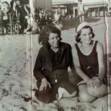 Ester Volpe e la zia Agnese al bagno nel dopoguerra