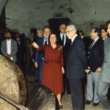 Maggio 1986 - visita ufficiale alla Tenuta di Forci del Presidente della Repubblica Francesco Cossiga: illustrazione del frantoio