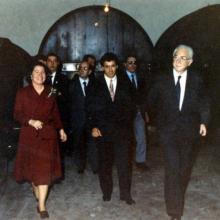 Maggio 1986 - visita ufficiale del Presidente della Repubblica Francesco Cossiga: giro nella cantina accompagnato dal fattore Armando Scaramucci e dalla proprietaria