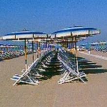 Gli ombrelloni sulla spiaggia gestita dal bagno