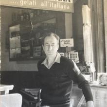 Fabrizio Del Carlo di fronte al Bar Oriano negli anni '70