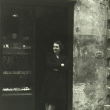 Negozio di Via Fillungo con Ida Lombardi anni 1960